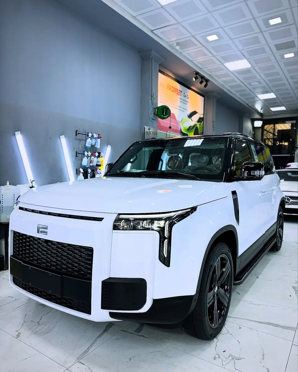 ROX 01 · أبيض بسقف أسود · لامع