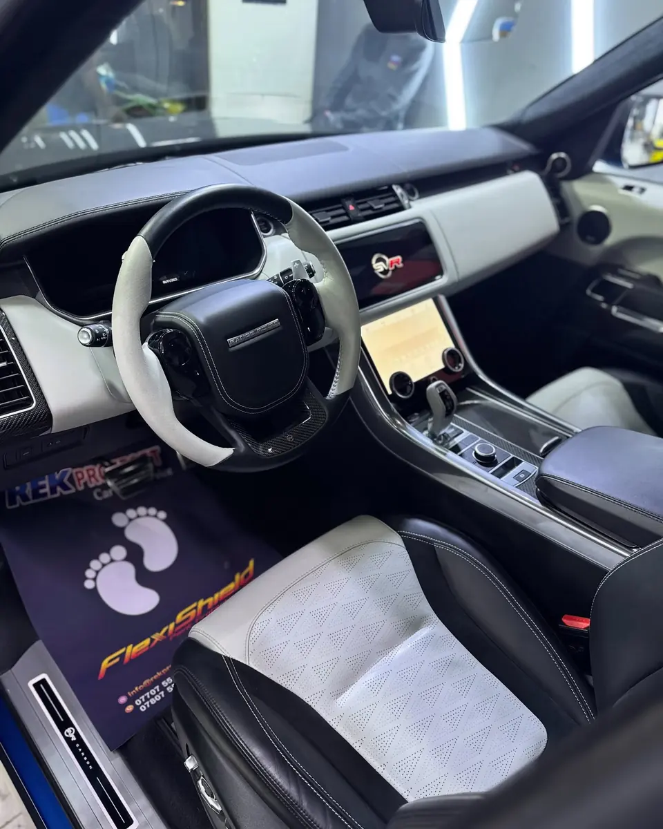 رينج روفر سبورت SVR · مقصورة بيضاء وسوداء