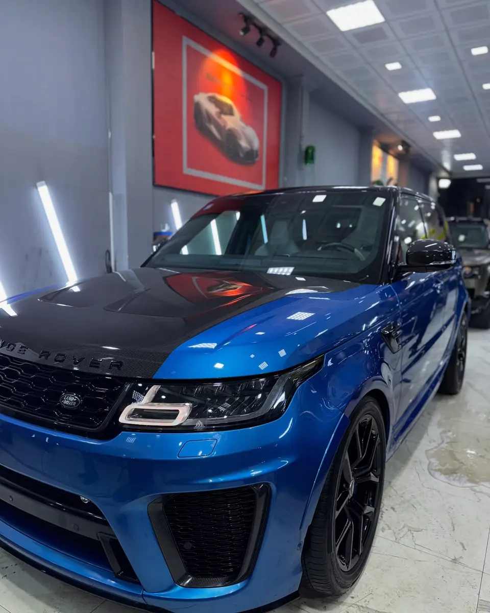 رينج روفر سبورت SVR · أزرق بغطاء محرك وسقف كاربون · لامع